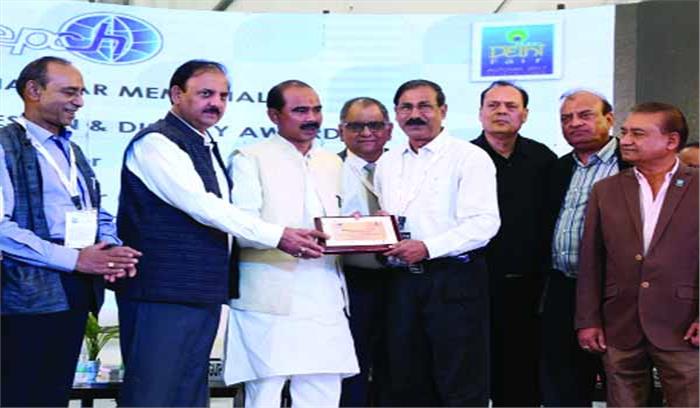हस्तशिल्प कारोबारियों को अजय शंकर मेमोरियल अवार्ड से किया सम्मानित