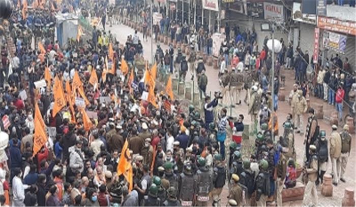 हनुमान मंदिर को गिराने के विरोध में दिल्ली कांग्रेस के कार्यकर्ताओं ने प्रदर्शन किया