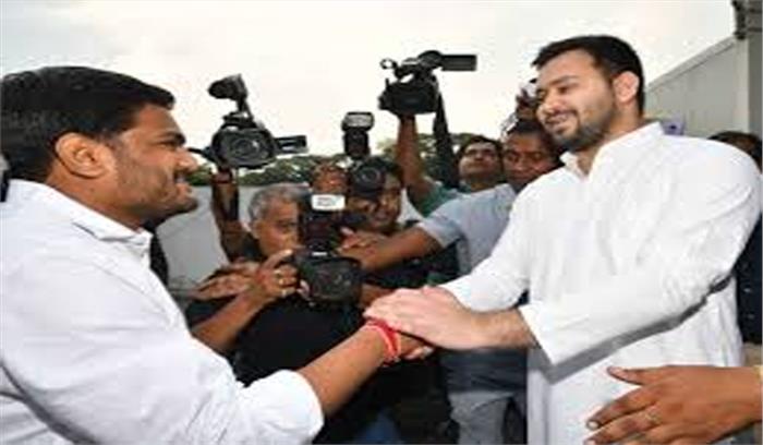 हार्दिक से मिले तेजस्वी, कहा-तानाशाही ताकतों से मिलकर लड़ेंगे और जीतेंगे