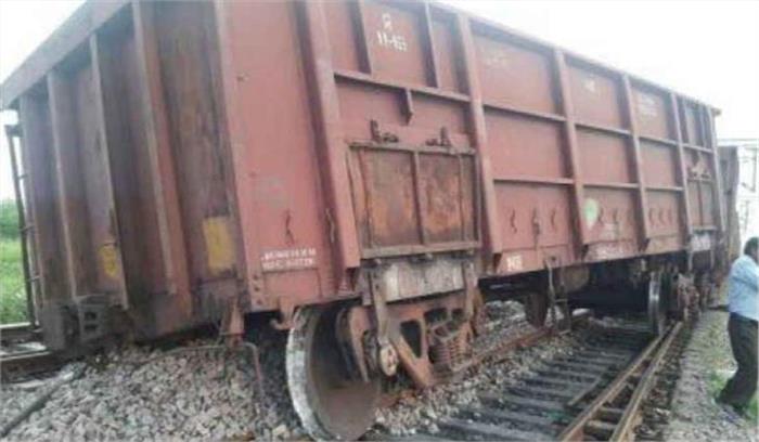 उत्तर प्रदेश :  मालगाड़ी के 20 डिब्बे पटरी से उतरे ,मरम्मत का काम जारी
