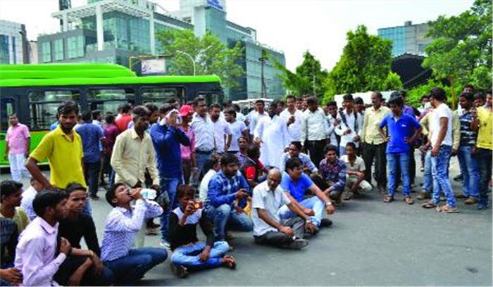 कारोबारी को गोली मारने के विरोध में लगाया जाम