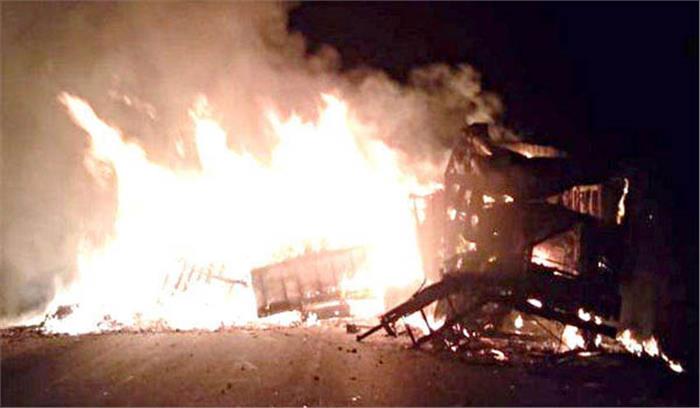 दाे वाहनों की टक्कर के बाद कैंटर व टैंकर में लगी भीषण आग 