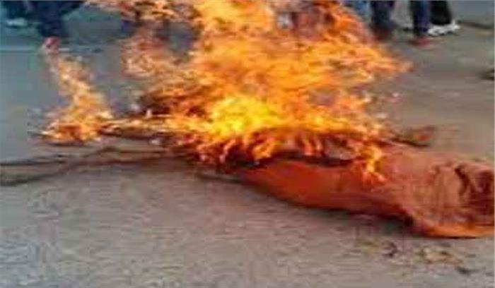 सिरसा में बढ़ती महंगाई के खिलाफ फूंका केंद्र सरकार का पुतला