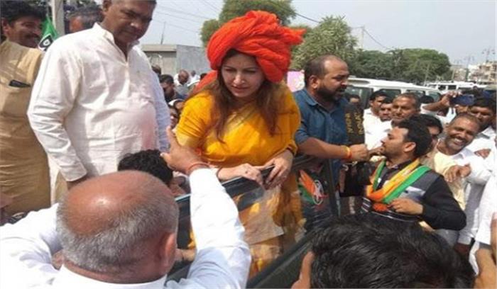 हरियाणा में भाजपा नेत्री सोनाली फोगाट ने मार्केट कमेटी के कर्मी को पीटा हरियाणा में भाजपा नेत्री सोनाली फोगाट ने मार्केट कमेटी के कर्मी को पीटा