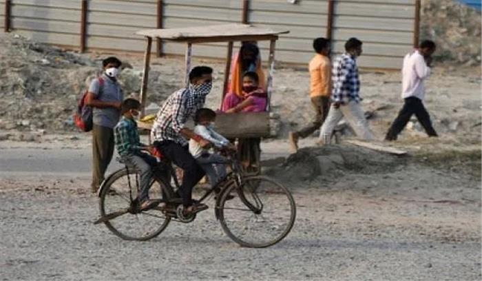 हरियाणा की फैक्ट्रियों में काम करने के लिए गांव से लौटने को तैयार मजदूर हरियाणा की फैक्ट्रियों में काम करने के लिए गांव से लौटने को तैयार मजदूर