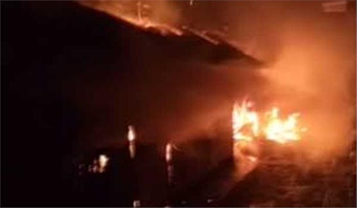 आग लगने से तीन दुकानें जलकर राख