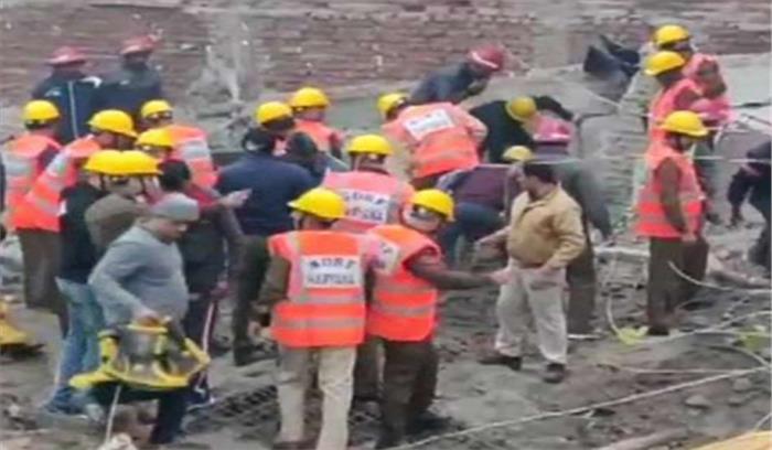 गुरुग्राम में चार मंजिला इमारत गिरी, 20 लोगों के फंसे होने की आशंका