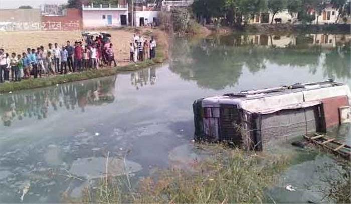 चालक को दिल का दौरा पड़ने से बस तालाब में गिरी, 2 की मौत