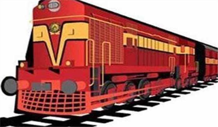 हरियाणा में दुर्घटना के बाद ट्रेन के इंजन में लगी आग