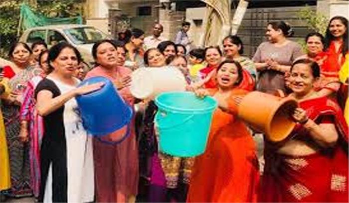 गंदे पानी के साथ महिलाओं ने किया प्रदर्शन गंदे पानी के साथ महिलाओं ने किया प्रदर्शन