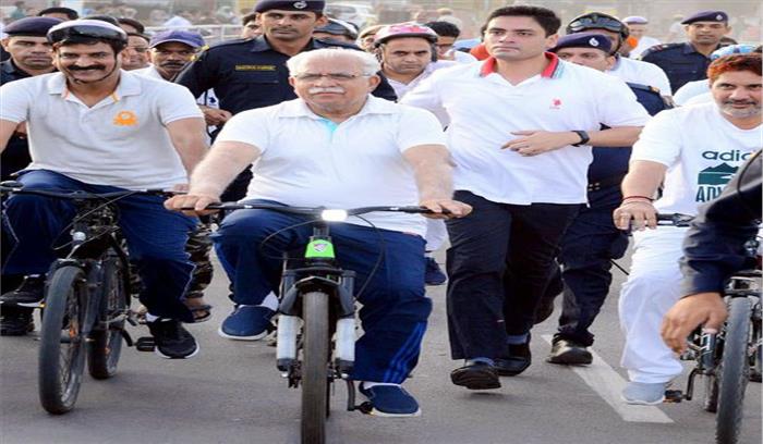 सीएम मनोहर लाल खट्टर ने लोगों को साइकिल चलाने के लिए प्रोत्साहित किया
