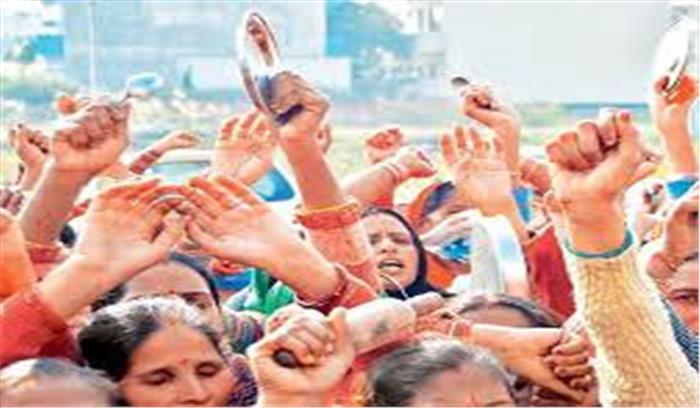 मिड-डे मील वर्कर्स ने थाली चम्मच बजाकर किया प्रदर्शन