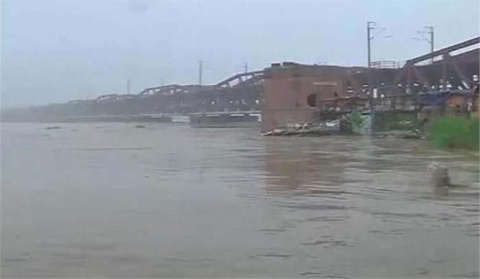 नोएडा : यमुना किनारे रहने वालों से सुरक्षित स्थानों पर जाने की अपील