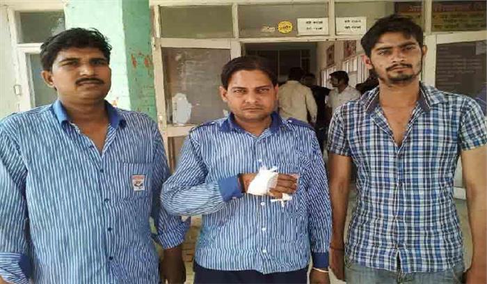 पैट्रोल पम्प पर अज्ञात युवकों ने कर्मचारियों से की मारपीट