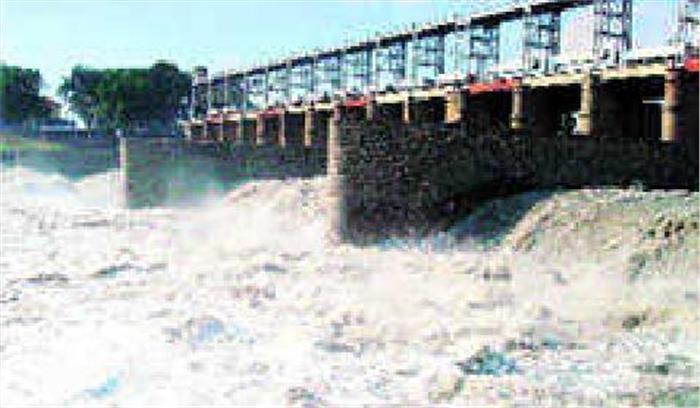 यमुना में हथिनी कुंड का पानी छोड़े जाने से गांव में बाढ़ का खतरा