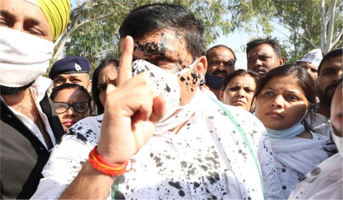 हाथरस पहुंचे आप सांसद संजय सिंह पर फेंकी गई स्याही