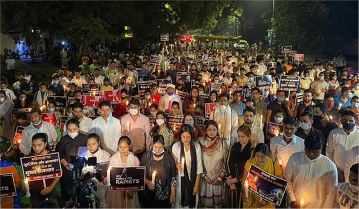 हाथरस पीड़िता को न्याय की मांग को लेकर युवा कांग्रेस ने निकाला इंसाफ कैंडल मार्च