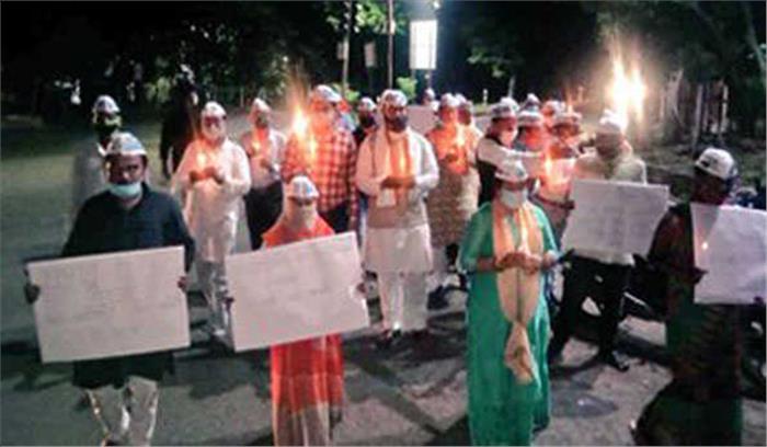 हाथरस की घटना के विरोध में आप का कैंडल मार्च