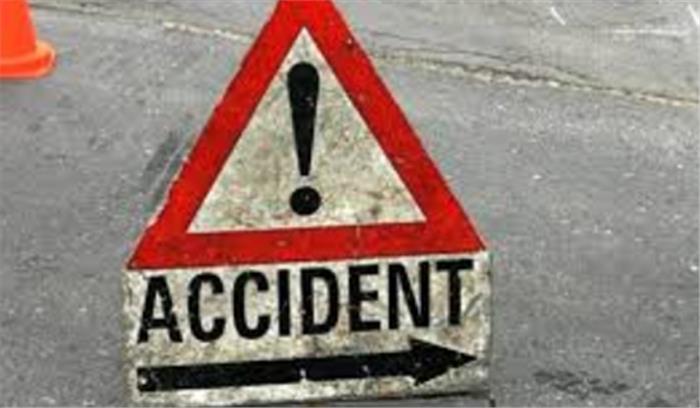 झारखंड: बस दुर्घटना में दस यात्री घायल