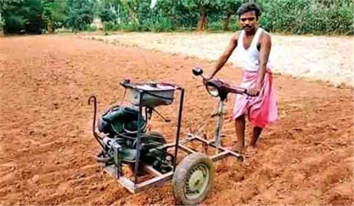 जुगाड़ तकनीक : स्कूटर के इंजन का खेत जुताई में इस्तेमाल