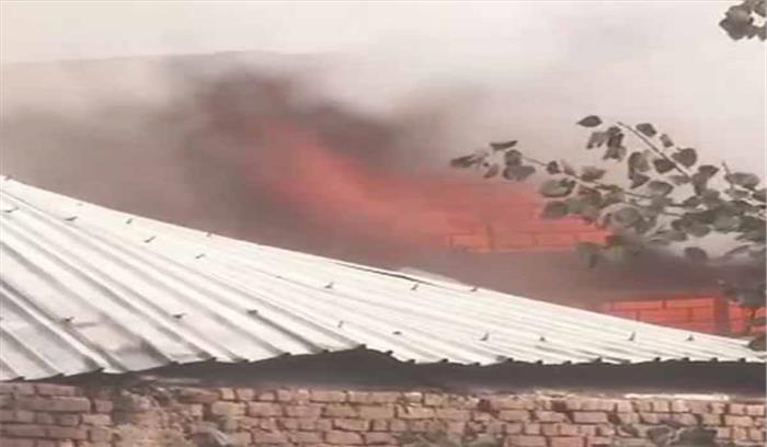  दिल्ली: मुंडका की 3 फैक्टरियों में लगी भीषण आग