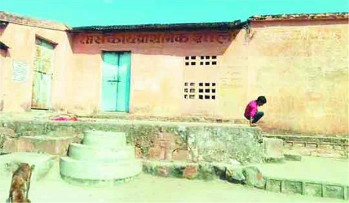शिक्षकों ने सरपंच पति की उपस्थिति में किया राष्ट्रीय ध्वज का अपमान