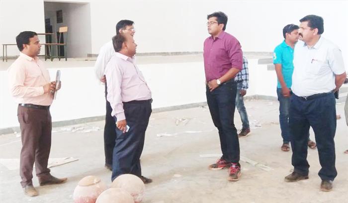 आवासीय कालोनी को जून तक पूर्ण करने कलेक्टर ने दिए निर्देश