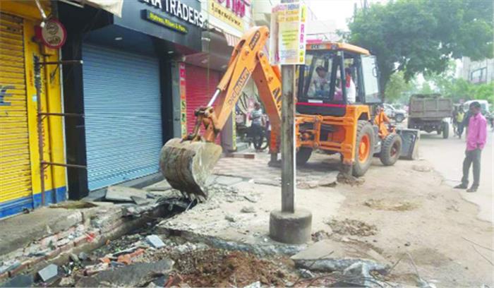 नाले को दबाकर बनाये गये 50 बडे पाटे तोड़कर सफाई की बाधा हटाई