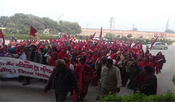 सरकार से नाराज आशा कार्यकत्रियों ने किया विरोध प्रदर्शन, सौपा ज्ञापन सरकार से नाराज आशा कार्यकत्रियों ने किया विरोध प्रदर्शन, सौपा ज्ञापन