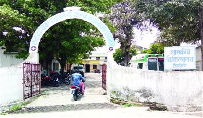 स्वास्थ्य केंद्र में महिला विशेषज्ञ नहीं