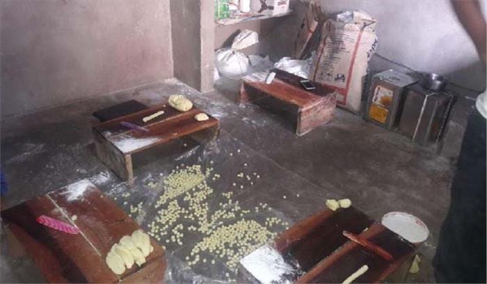 गंदगी मिलने पर गुढियारी के 2 होटलों पर  6 हजार  जुर्माना