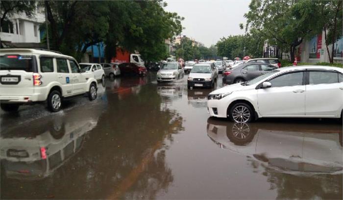 गर्मी से मिली राहत लेकिन सड़कों पर हुआ जलभराव
