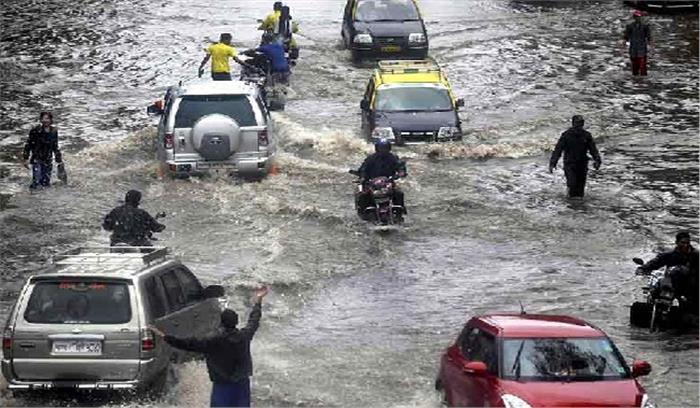 भारी बारिश के कारण यातायात सेवा ठप्प