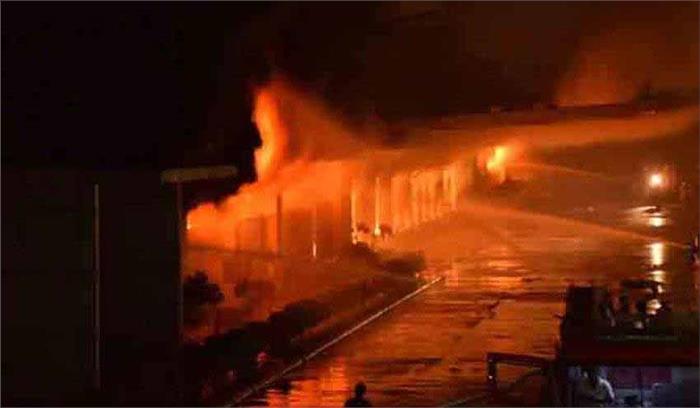 दिल्ली में कपड़े की दुकान में लगी भीषण आग