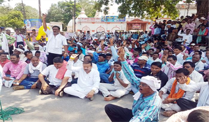 7 सूत्रीय मांगों को लेकर प्रबंधक व फड़मुंशियों ने दिया धरना