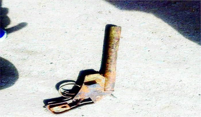 सूखे तालाब में बच्चों को मिला देशी कट्टा