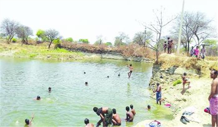 भीषण गर्मी में निस्तारी के काम आ रहा खदान का पानी