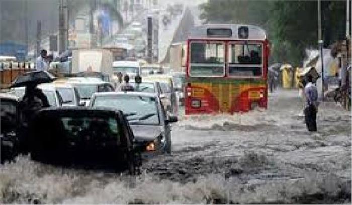 मुंबई में भारी बारिश के कारण जन-जीवन प्रभावित