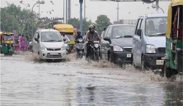दिल्ली में भारी बारिश से सड़कों पर जाम, लोगों को दफ्तर पहुंचने में करना पड़ा मुश्किलों का सामना