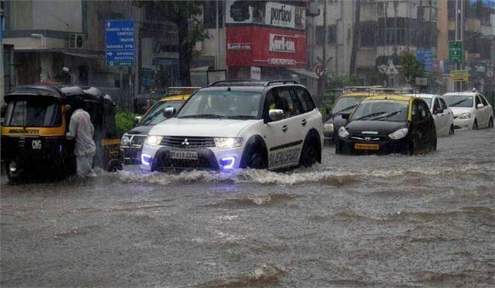 मुंबई में भारी बारिश की संभावना, स्कूल बंद