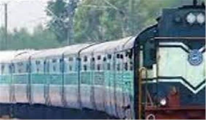 भारी बारिश के कारण रेल यातायात प्रभावित भारी बारिश के कारण रेल यातायात प्रभावित