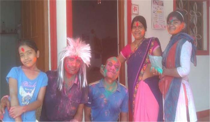 सूखे रंगों के साथ खेली होली