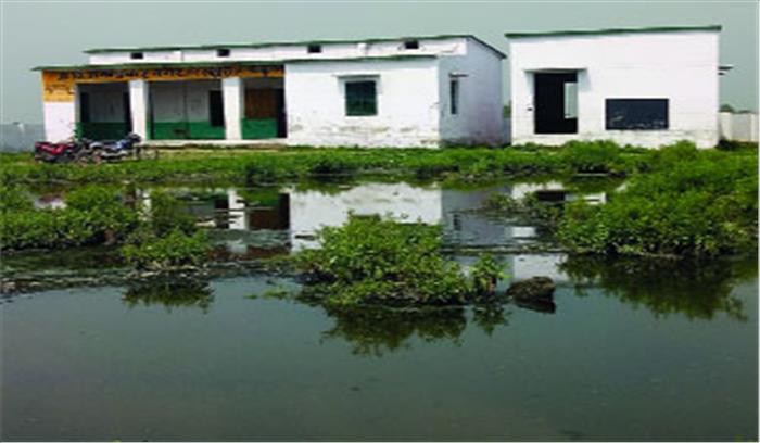 प्राथमिक विद्यालय में सुविधाओं के नाम पर ठेंगा