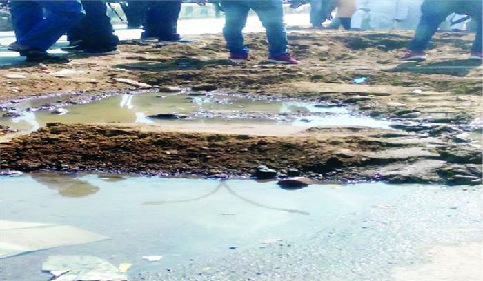 पुराने हाईकोर्ट के सामने धसकी सड़क बाल-बाल बचे लोग पुराने हाईकोर्ट के सामने धसकी सड़क बाल-बाल बचे लोग