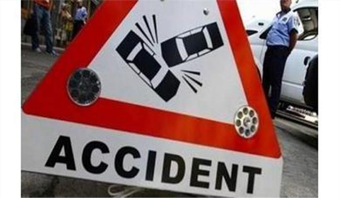 मध्यप्रदेश :तेज रफ्तार बस के पलटने से 20 यात्री घायल‌