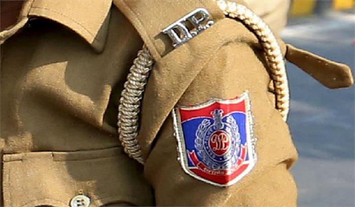 तेज रफ्तार कार ने दो पुलिसकर्मियों को मारी टक्कर