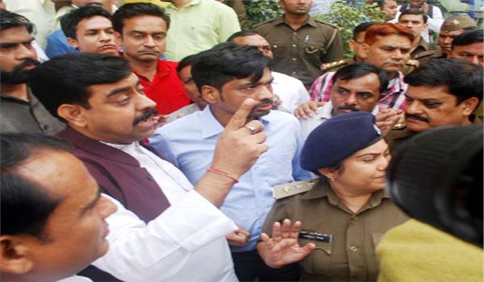 भाजपा उम्मीदवार के नामांकन को लेकर हंगामा भाजपा उम्मीदवार के नामांकन को लेकर हंगामा