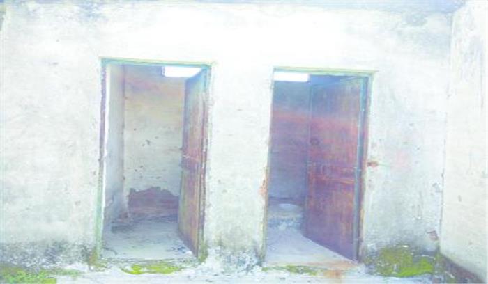 विद्यार्थियों के साथ शिक्षक भी खुले में शौच जाने मजबूर