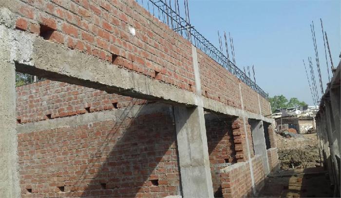 हायर सेकेंडरी स्कूल भवन निर्माण में घटिया सामग्री का उपयोग