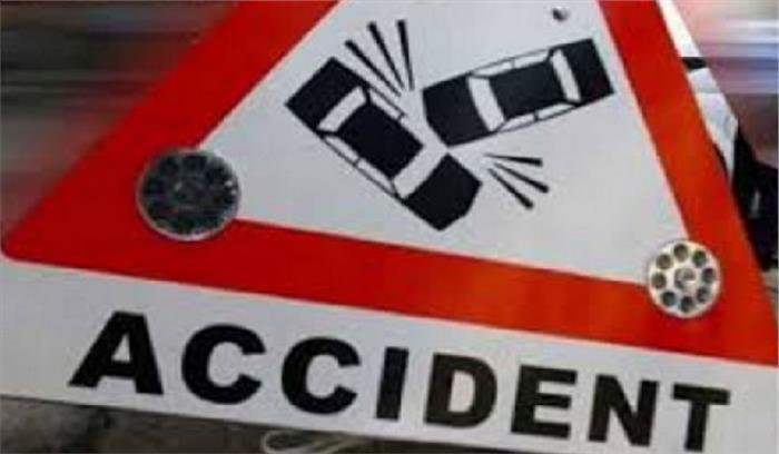 बस ट्राले की टक्कर, एक की मौत, कई घायल बस ट्राले की टक्कर, एक की मौत, कई घायल